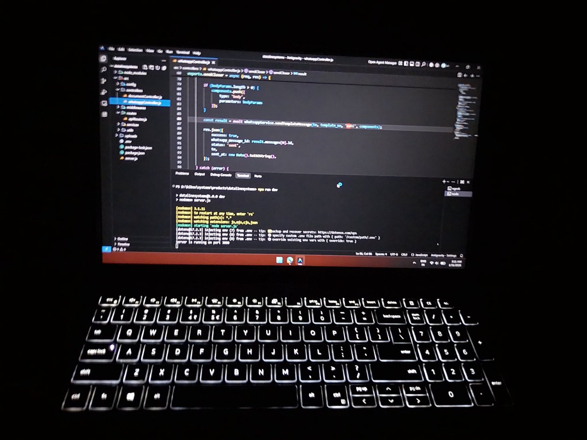 Vaidya404's tweet photo. 3 am in train still grinding https://t.co/lFcS6f1M3z
