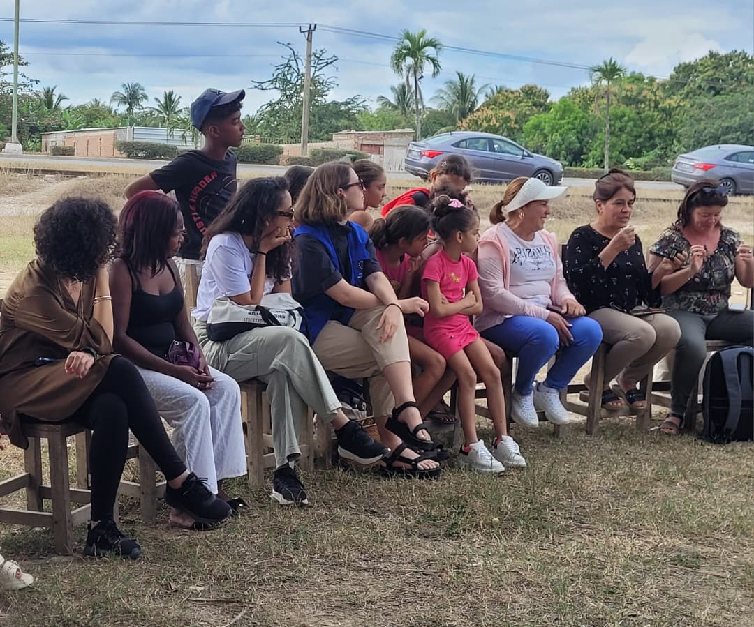 tiempo21cuba's tweet image. Con el objetivo dialogar sobre la marcha de la construcción del plan de acción en la comunidad y los aprendizajes para prevenir la violencia, se desarrolla esta tarde la mesa de diálogo comunitaria con mujeres emprendedoras de San José #LasTunas #NoMás