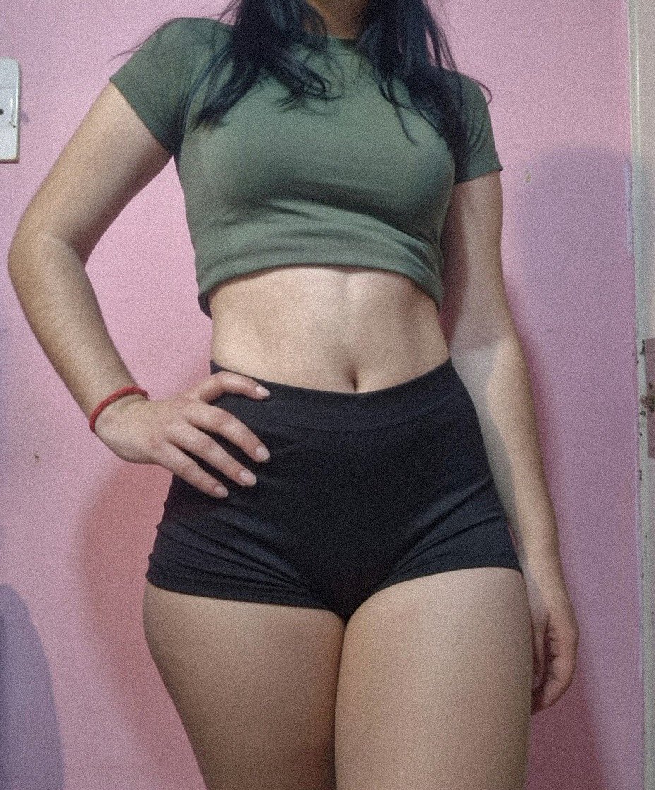 Si me ven en Forum Buenavista a las 4-5pm  me enseñan que me siguen aqui en X y te dejo oler mi ano en los baños de hasta arriba por 2 minutos, jalas?

El short es mas largo pero lo subi para la foto