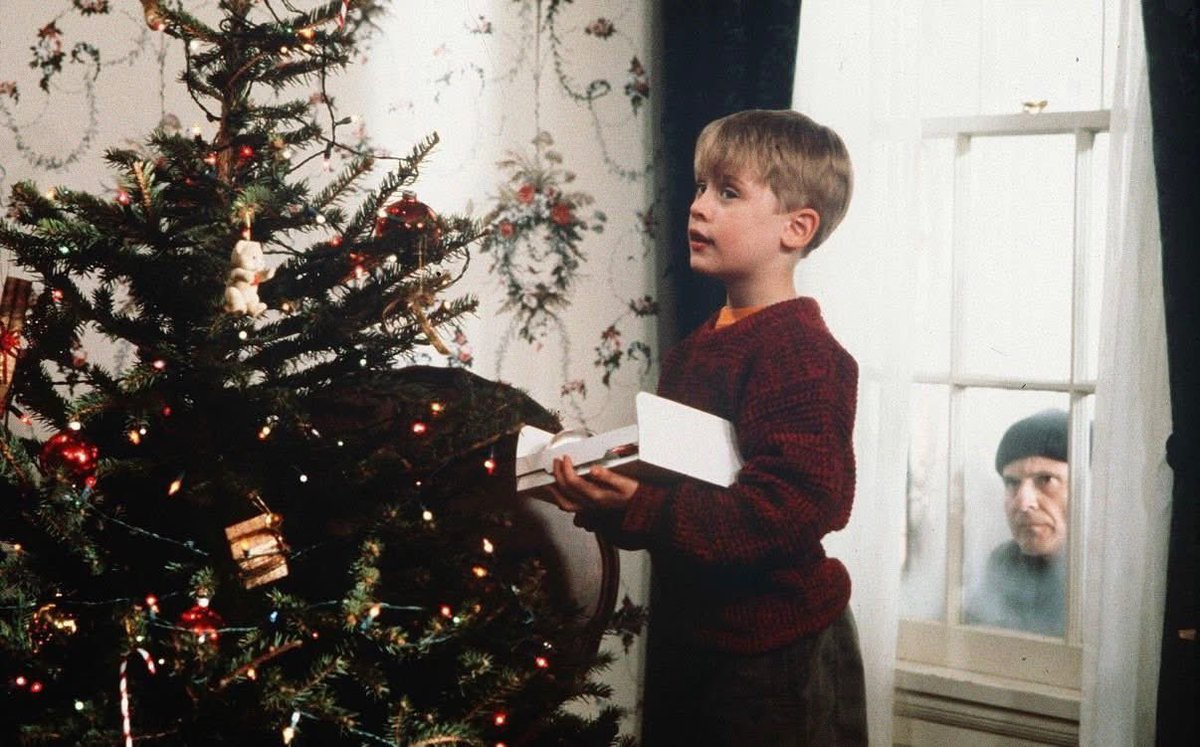arcadnio's tweet photo. No se murió solo una actriz.
Se nos movió algo adentro.

Porque Mi pobre angelito no fue una película más:
fue una época completa de nuestra vida.

Los que crecimos con esa película sabemos que no iba solo de Kevin, las trampas o los ladrones.
Iba de nosotros:
de las Navidades largas,
de la casa llena,
de los primos corriendo,
de los adultos gritándose desde la cocina,
de la tele prendida sin pedir permiso.

Kate McCallister —interpretada por Catherine O’Hara— no era solo la mamá que olvidó a su hijo.
Era la angustia adulta vista desde los ojos de un niño.
El miedo de perder lo más importante.
La culpa.
La desesperación.
El amor cuando todavía no sabíamos nombrarlo.

Cuando ella corría por aeropuertos imposibles,
cuando lloraba en una camioneta con un desconocido,
cuando abría la puerta de su casa esperando un milagro…
ahí aprendimos algo sin darnos cuenta:
que el hogar no era la casa,
era quién te esperaba dentro.

Hoy duele porque no estamos despidiendo solo a una actriz.
Estamos despidiendo al tiempo en el que éramos niños.
Al tiempo en el que diciembre no pesaba.
Al tiempo en el que una película podía hacernos sentir seguros.

Muchos de los que vemos Mi pobre angelito hoy
ya no la vemos igual.
Ya no somos Kevin.
Somos Kate.
Preocupados.
Cansados.
Con miedo de fallar.
Intentando llegar a tiempo.

Y aun así, cada diciembre,
volvemos.
Porque ahí está esa versión de nosotros
que todavía cree que todo se puede arreglar
antes de que termine la noche.

Por eso esta pérdida pega distinto.
Porque Catherine O’Hara fue parte silenciosa de nuestra educación emocional.
Nos enseñó, sin discursos,
que amar también es equivocarse…
y volver.

Hoy no se apaga una estrella de Hollywood.
Hoy se apaga una luz del árbol que ya no ponemos como antes.

Y aun así,
cada vez que suene esa música,
cada vez que Kevin grite desde la escalera,
cada vez que alguien diga “feliz Navidad” en la sala…

ahí va a estar.