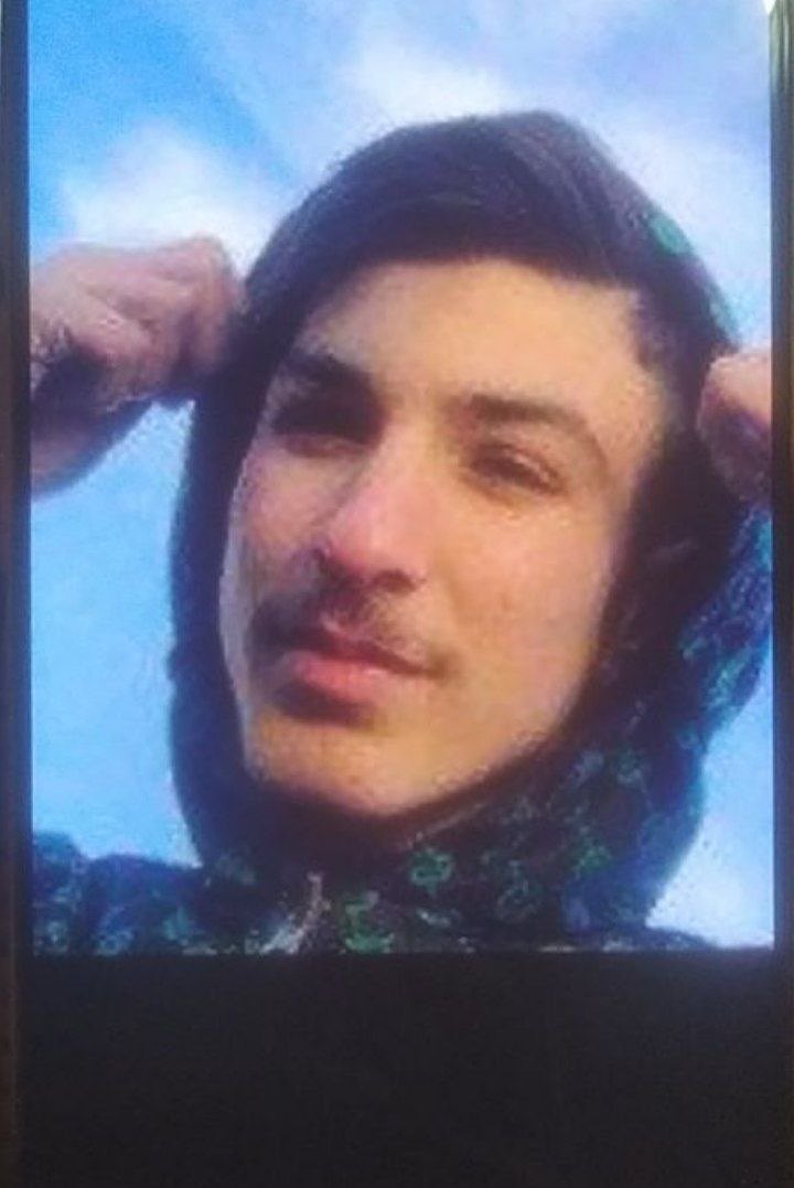 اشکان تصادف کرده بوده، سه روز بعد از اینکه از بیمارستان مرخص میشه شب پنج شنبه توی خیابون دستگیر میشه و از همون تاریخ در زندان وکیل آباد مشهده
دیشب با خونوادش تماس گرفتن و گفتن فردا قراره اعدام بشه...
اشکان کار میکنه، پدری نداره که خرجش و بده و میشه گفت سرپرست خونوادست
اشکان فقط