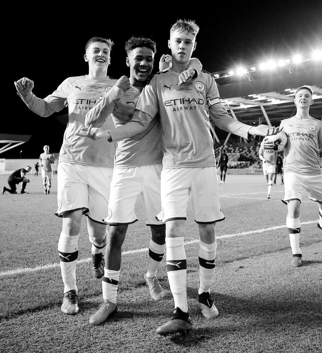 pundit_jay's tweet image. City raised a quick 117M from just these 4 academy sales alone:

Cole Palmer - 40M
James McAtee - 30M
Oscar Bobb - 27M
Liam Delap - 20M

Your pretty thick if u dont understand why City can sometimes spend alot in the market. Academy sales are like gold! #CFA #MCFC