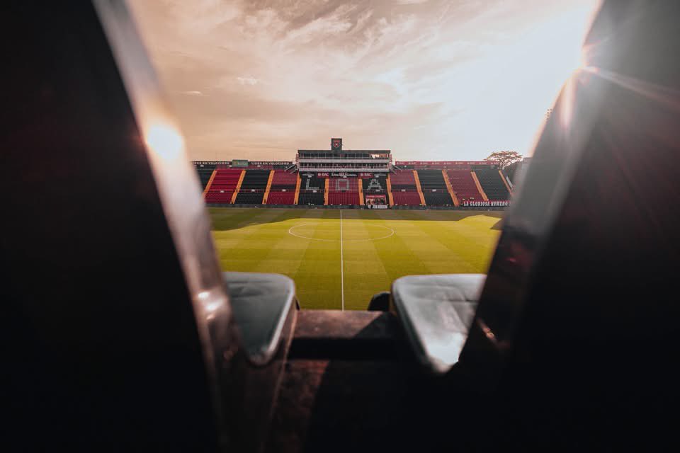 Un nuevo estadio no es necesario todavía, no se trata de llenarlo en finales nada más, sino en todo el torneo.

Hay partidos donde hay muchos espacios libres y los que estamos somos los de siempre.

No le veo sentido irse del AMS🫀
