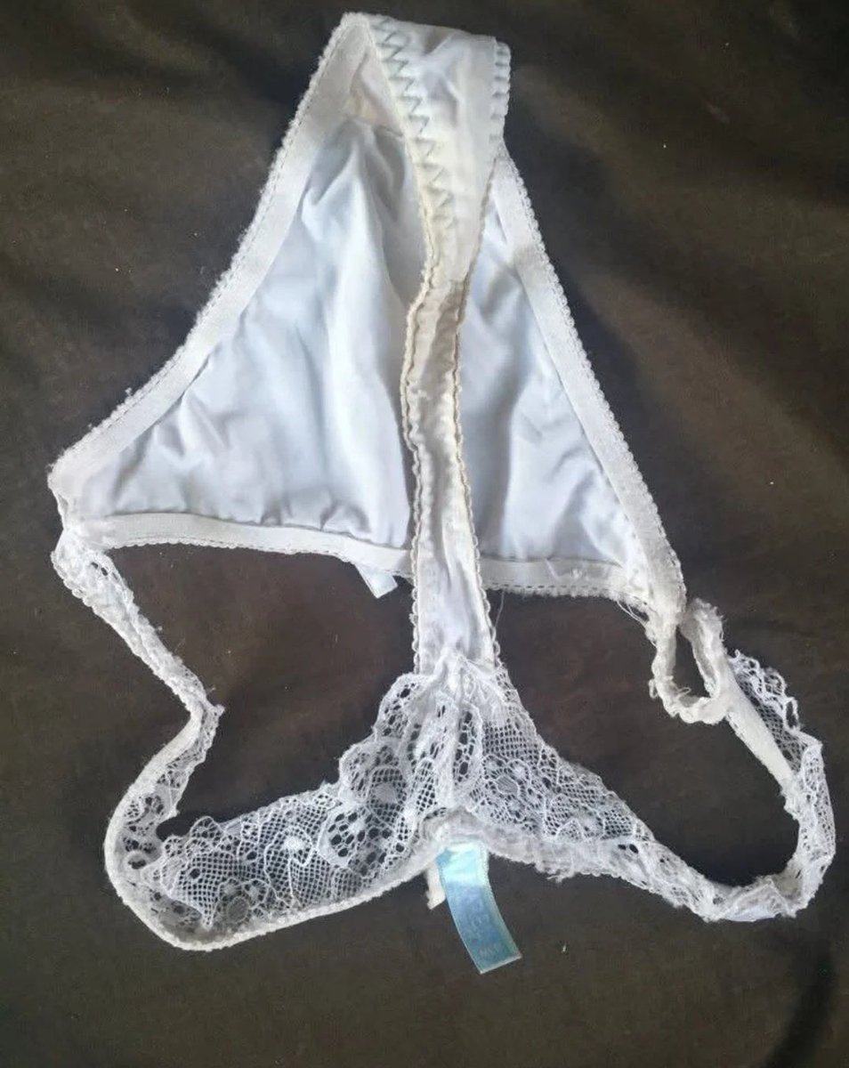 calaco_locuras's tweet photo. Vieja cochina, me dejó su calzón después de coger 🤔  ustedes que harían?:

1.- se lo devuelvo?
2.- lo lavo y se lo doy después?
3.- lo huelo todo el día?
4.- le digo que si me lo dejo de regalo? https://t.co/xYTIlCbtA3