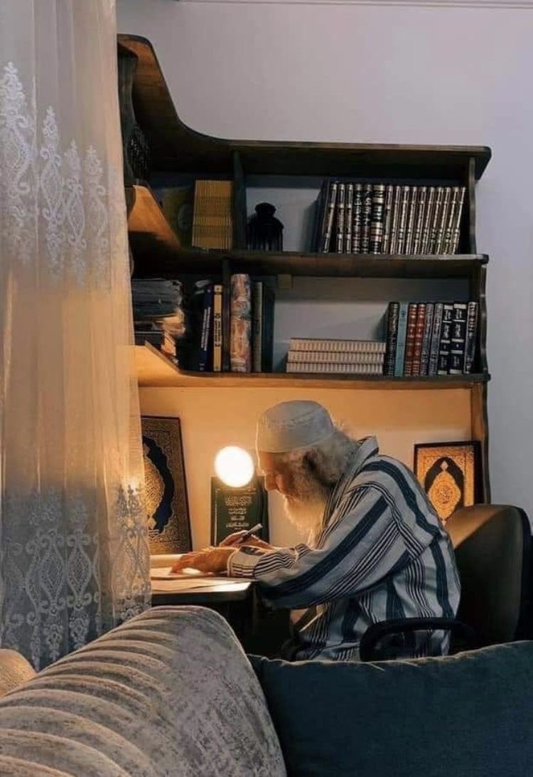 Haksızlığa uğradığında bedduaya gerek yok. Ayet diyor ki: 'Onlar, onları mahvedecek kişilerle tanışacak.' Kimsenin yaptığı yanına kalmayacak; arkanıza yaslanın ve seyredin.