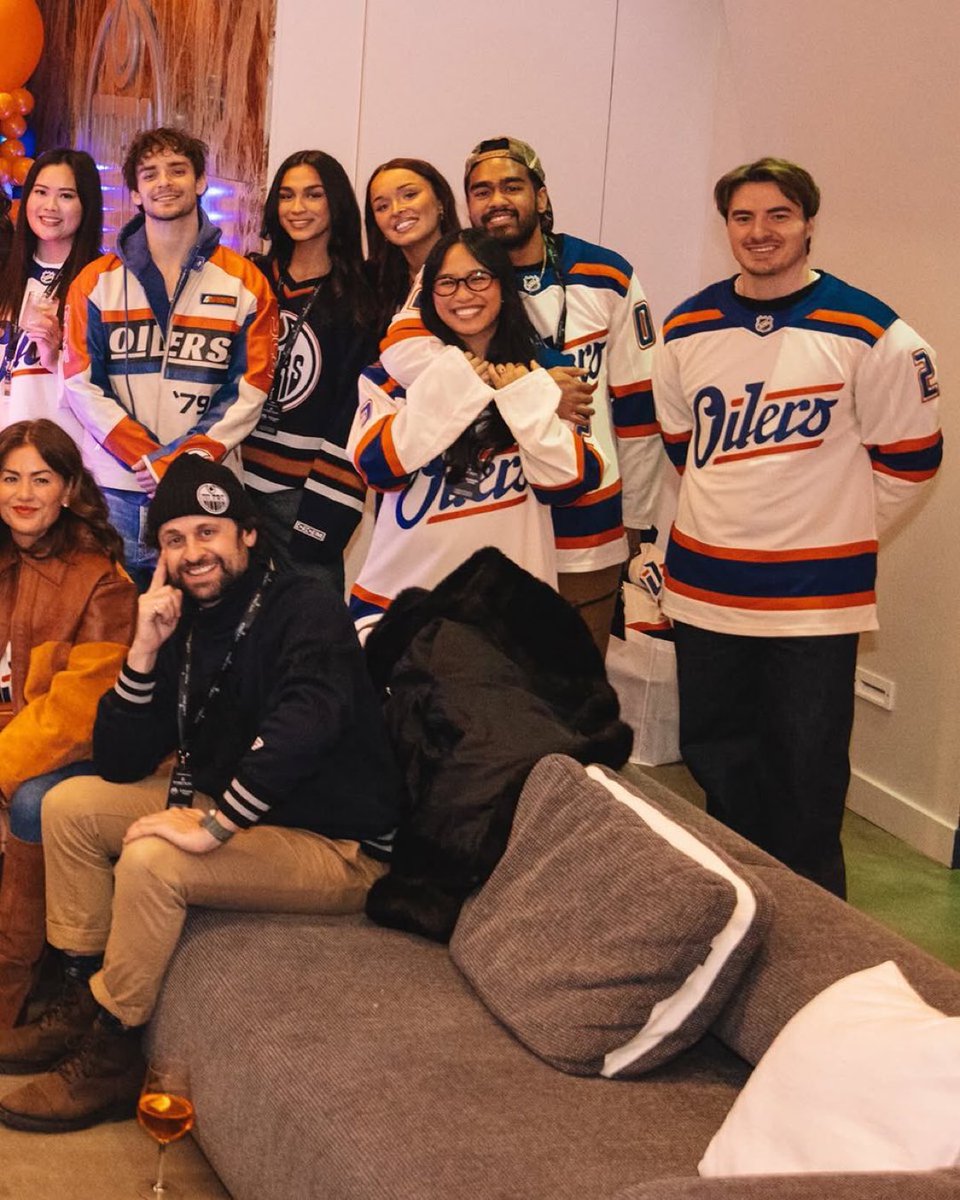 JoshBTeam's tweet photo. Mais registros do Josh no jogo do Oilers, ontem (29) em Edmonton. https://t.co/aQWG2PboHx