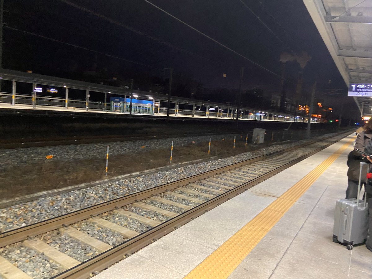 서울행 6:40 기차를 기다리는 플랫폼이에요. 

오늘 열리는 디스이즈텍스트 북페어 참석하러 가는 길. 새벽이데도 플랫폼엔 사람들이 많네요. 

오늘 1/31 토요일 10시 30분 오픈하는 디스이즈텍스트에서 만나요! 

#디스이즈북페어 #한티재