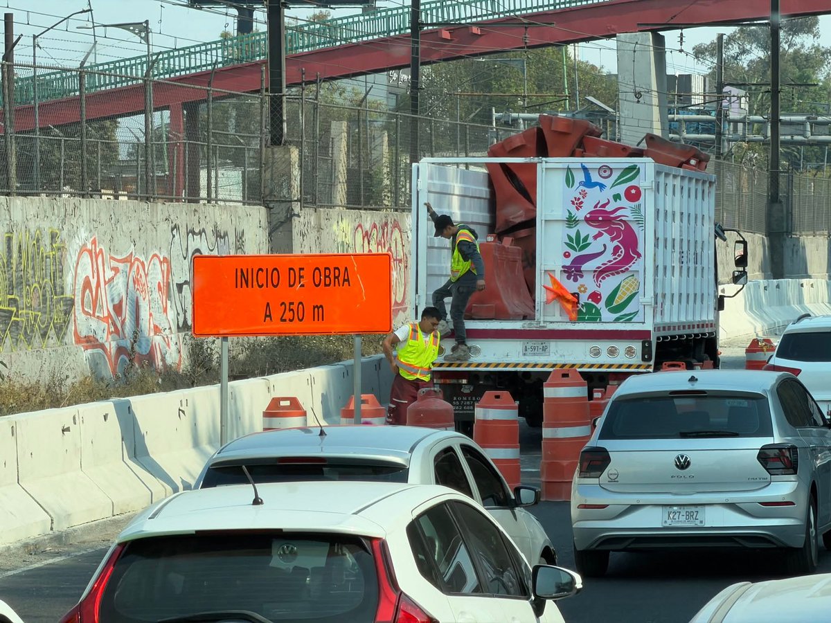 🚧 Hay afectación a la circulación la tarde de este viernes sobre Calz. Zaragoza, hacia el Puente de la Concordia, a causa de labores realizadas por personal de la alcaldía en el carril de alta del tramo entre las estaciones del #MetroCDMX Guelatao y Peñón Viejo 🚗⚠️