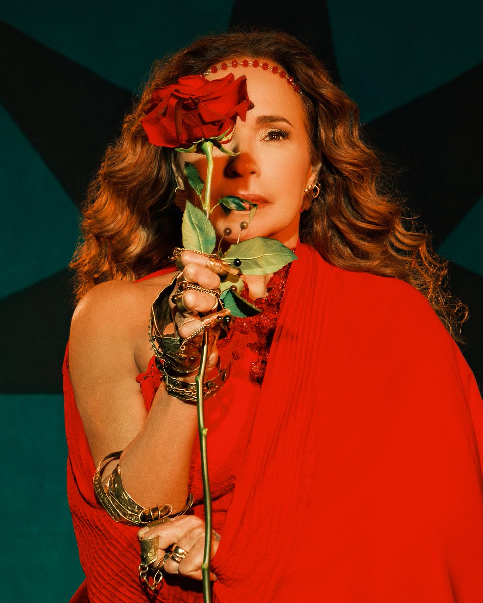 danielamercury's tweet photo. Quero ver se vocês estão #Empadilhados mesmo. 🪭 Me enviem uma foto com alguma roupa vermelha que quero ver a Padilha que habita em vocês! 🌹

#ÉTerreiro #CarnavalDaRainha https://t.co/v3gDZIAySC