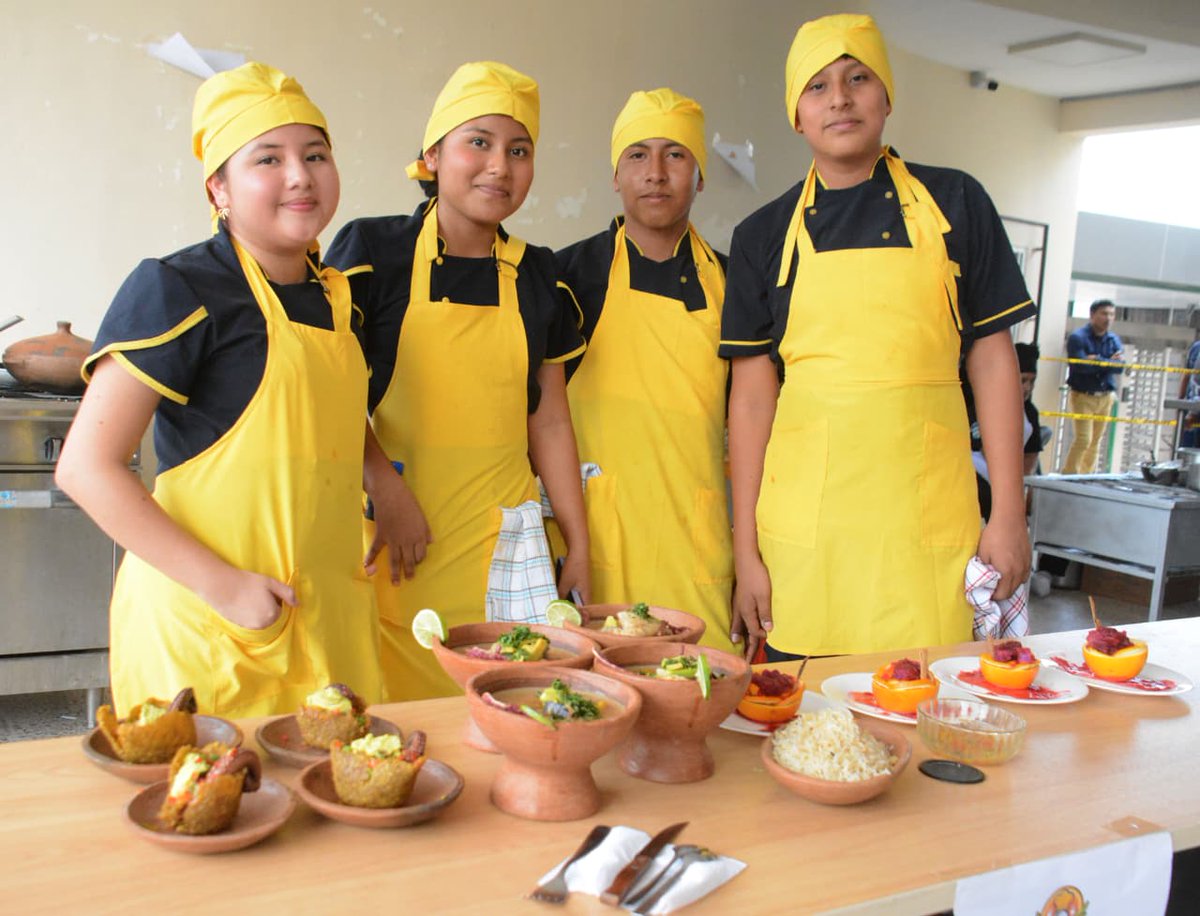 EducacionZ4_Ec's tweet photo. [SUCRE] 🍽️👩‍🍳 Estudiantes de 6 instituciones educativas de Manabí y Galápagos participaron en el Concurso Chef Junior “Tradición Manabita Creativa”, espacio de intercambio pedagógico que fortalece habilidades y creatividad de estudiantes de #BachilleratoTécnico.

#ElNuevoEcuador https://t.co/2SEwEOeIaY