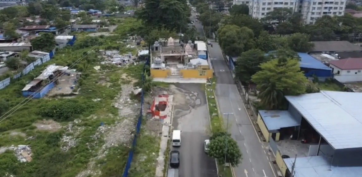 ForAzhar00's tweet image. Melayu liberal bodoh be like

“Korang sengaja guna issue kuil haram untuk menyerang kaum minority, bukan diorang ada kacau hidup amek hak korang pun”

Kuil haram literally makan separuh jalan macam tu tanah atuk dia