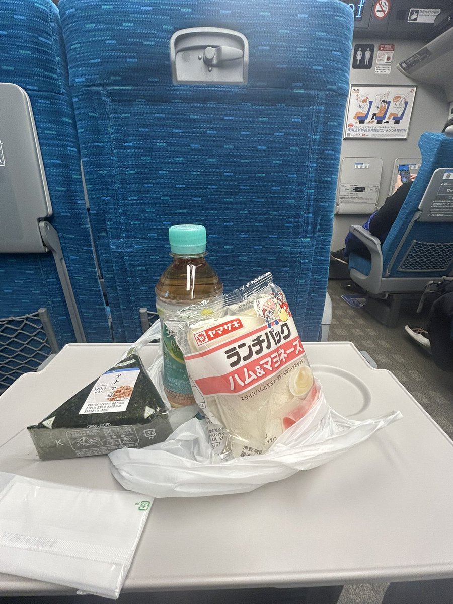 おはようございます☀
早起き1日目！

150円ヅラしてたおにぎりが
今や200円超えていたりして、

もうツナマヨしか選べないよね。笑