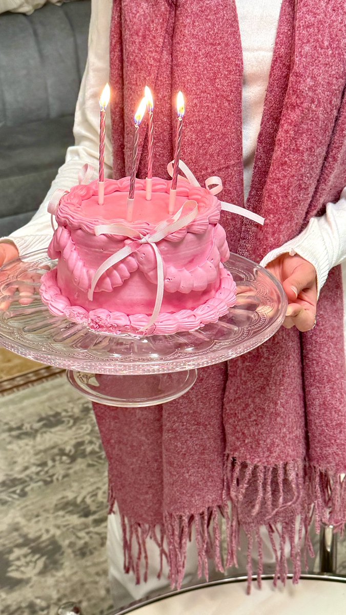 ilil21i's tweet photo. 🎂🎉🌺🎀💗 https://t.co/Z6xrYmngsb
