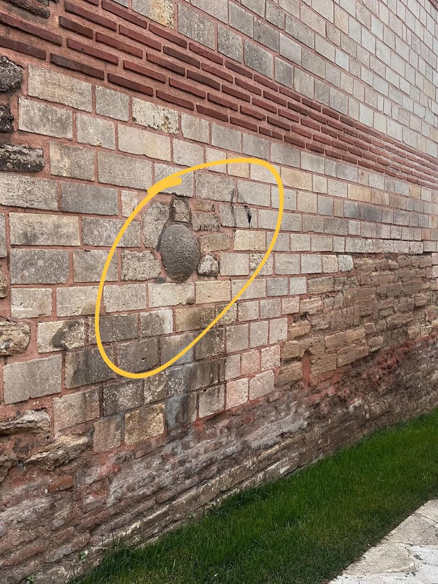 GokTigin3's tweet photo. 1453'den beri İstanbul surlarında duruyor top..

İstanbul surları üzerinde İstanbul’un fethine ait çok fazla iz görebilmek mümkündür. Bunlardan bir tanesi şüphesiz ikinci sur duvarı üzerinde bulunan bir Osmanlı topudur. Top sur duvarı içerisinde öylece kalmış ve günümüze kadar ulaşmıştır. Aslında sadece bu top bile bizlere İstanbul’un fethinin ne kadar şiddetli çatışmalara sahne olduğunu gösteriyor..