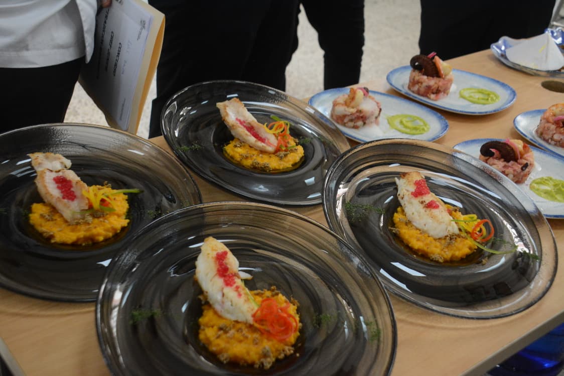 EducacionZ4_Ec's tweet photo. 👨‍🍳 Los ganadores fueron:

🥇 Primer lugar: Unidad Educativa Rocafuerte.
🥈 Segundo lugar: Unidad Educativa Ignacio Hernández.
🥉 Tercer lugar: Unidad Educativa Diana Esther Guerrero Vargas.

Ganaron trofeos, medallas, becas de estudios y un incentivo económico.

#ElNuevoEcuador https://t.co/4gtJ5NAXEd