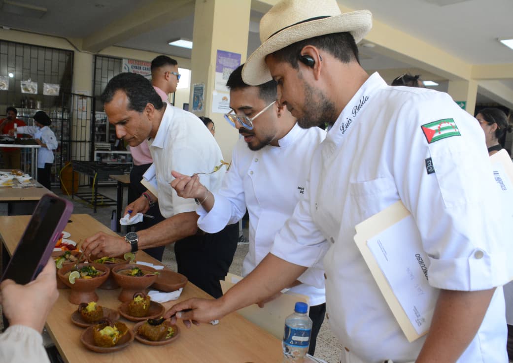 EducacionZ4_Ec's tweet photo. 👨‍🍳 Los ganadores fueron:

🥇 Primer lugar: Unidad Educativa Rocafuerte.
🥈 Segundo lugar: Unidad Educativa Ignacio Hernández.
🥉 Tercer lugar: Unidad Educativa Diana Esther Guerrero Vargas.

Ganaron trofeos, medallas, becas de estudios y un incentivo económico.

#ElNuevoEcuador https://t.co/4gtJ5NAXEd