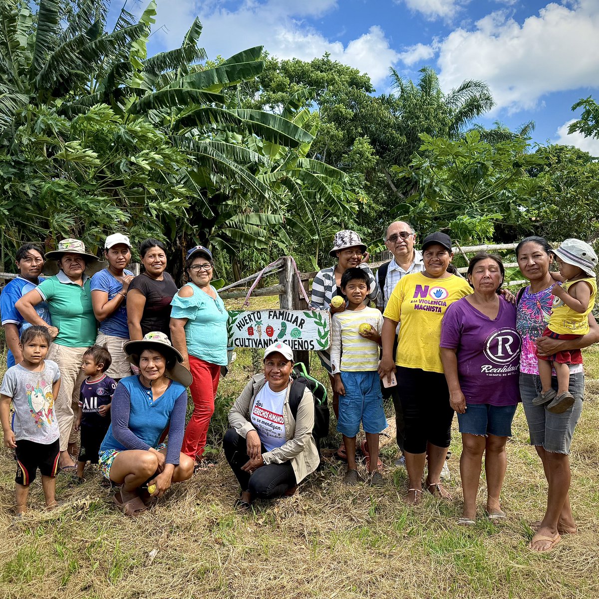 SemillaBOLIVIA's tweet photo. Hace algunos días acompañamos a la 🙋‍♀️ Asociación de Mujeres Indígenas Paikonecas de San Javier en una visita a los 🥦 huertos agroecológicos familiares que han implementando en distintas comunidades del municipio. https://t.co/YvKokwiSG8