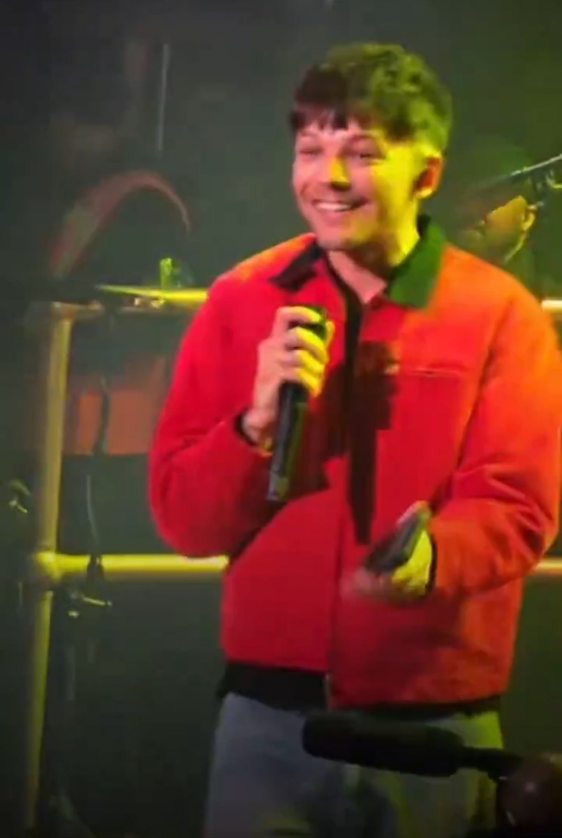 t91loupics's tweet image. his happy face when he realizes that there is a photo of him on the home screen of the fan’s cell phone 🥺