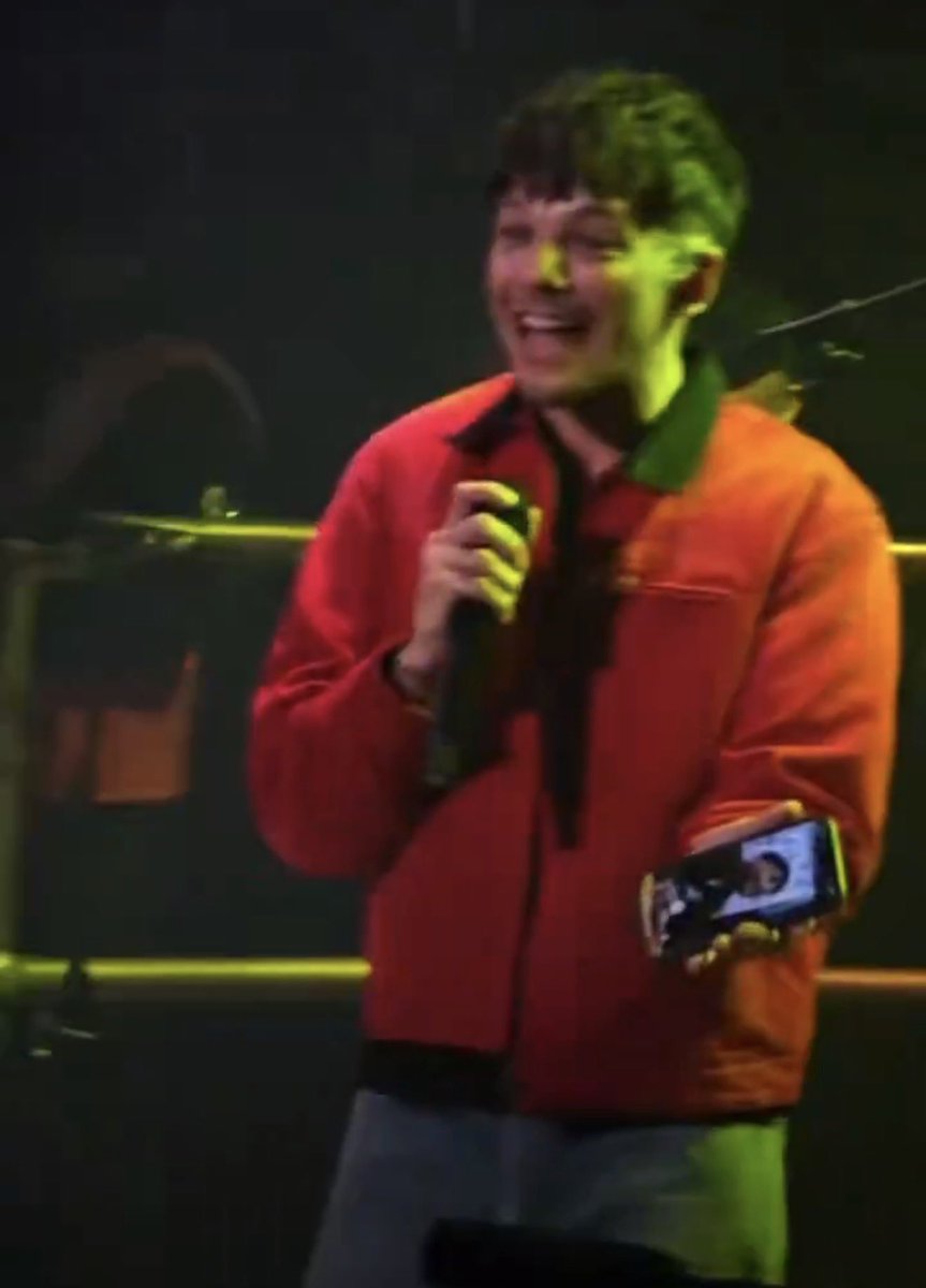 t91loupics's tweet image. his happy face when he realizes that there is a photo of him on the home screen of the fan’s cell phone 🥺