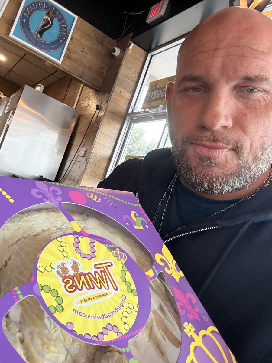 JaredMutchler's tweet photo. Their shipping is on pause so I popped in and surprised them and got mine so they donโt have to ship it lol Ordered another one, strawberry & cream cheese is gonna be fresh out the oven. A warm king cake??? Shut the front door ๐ #ImAPig https://t.co/RmmIEeObIP
