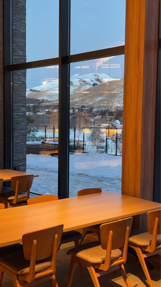 おはようございます。 快晴の白樺湖は現在－12℃／最高気温－4℃☀レストラン 湖畔の風では雪景色を眺めながら朝食を召し上がっていただいています⛄日中も晴れて、青空の下で雪遊び、スキー＆スノボをお楽しみいただけそうです⛷🏂どうぞ素敵な週末をお過ごしください⛄