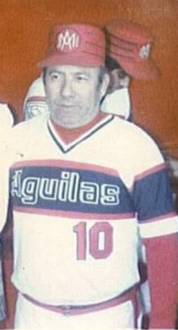 Se jugaba la Serie del Caribe de 1986 en Maracaibo, Venezuela. 

El "Cananea" Reyes era el manager de las Águilas de Mexicali y Nelson Barrera ejecutó el toque de squeeze play más famoso en la historia del beisbol mexicano.

Era la parte baja de la novena entrada y el juego