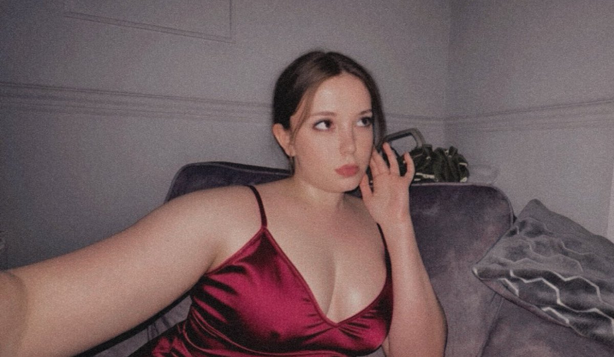 Look up at me whilst I look down on you… 🤍

Findom Femdom