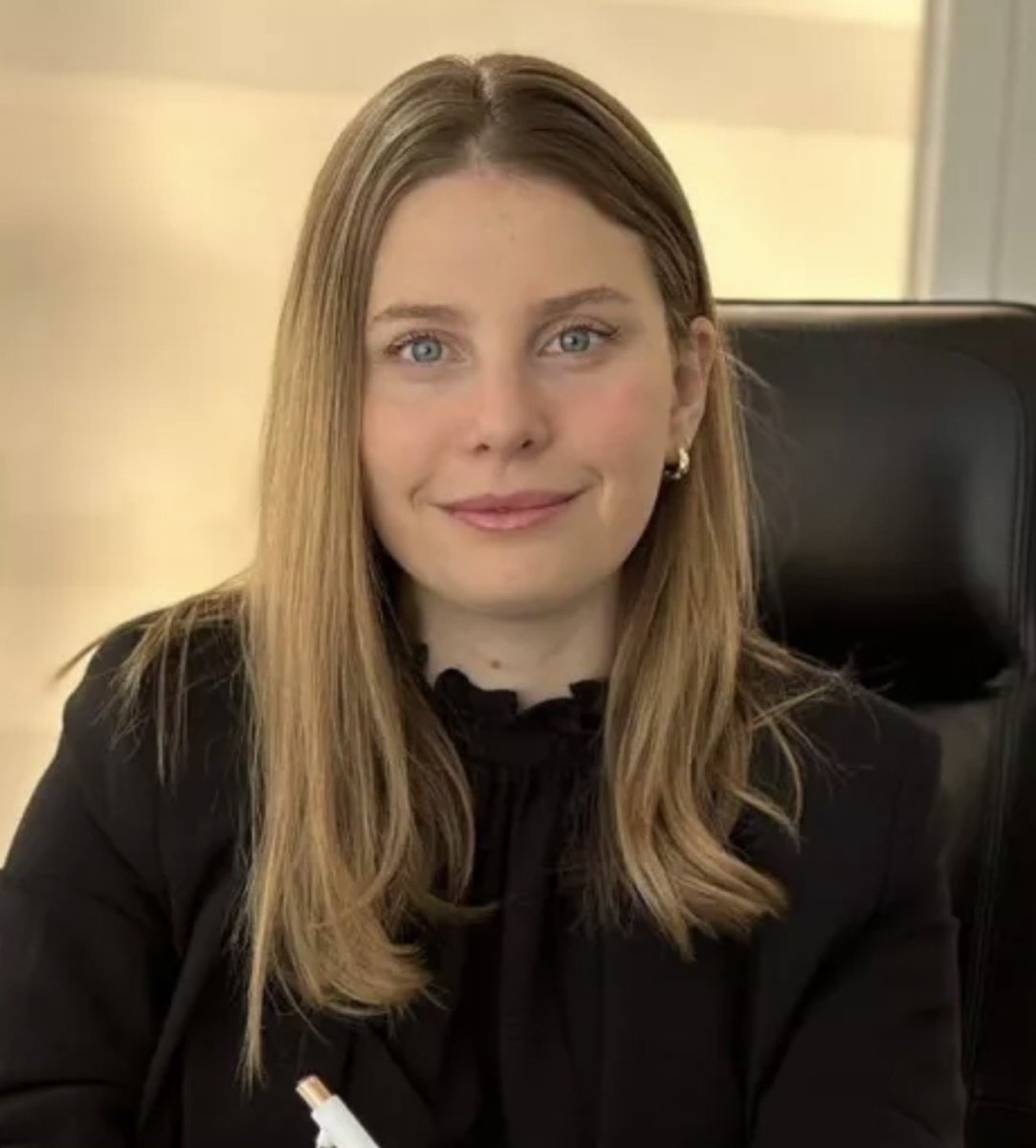 SrLiberal's tweet image. Dimite Rocío Gómez, la concejal de Urbanismo del PP en Alicante, tras destaparse que se adjudicó a sí misma una vivienda de protección pública de una promoción en la que se había inscrito frente a la Playa de San Juan, junto con otros altos cargos del PP alicantino que también…