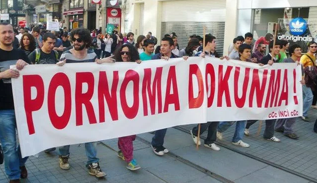 Ecancioglu's tweet photo. Sarı öküzü vermeyecektik...
2011 yılında "pornoma dokunma" hareketiyle dalga geçmek yerine destek verseydiniz, bugün oynadığınız bilgisayar oyununa bile müdahale etmeye yeltenemezlerdi. #OYUNUMADOKUNMA https://t.co/PzUQVrX7Cz