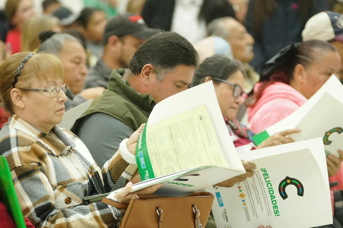 MejoraCoahuila's tweet image. En #Acuña entregamos escrituras a más de 300 familias, dando certeza y tranquilidad a su patrimonio.

#CoahuilaPaDelante #APasosDeGigante #MejoraEnTuColonia