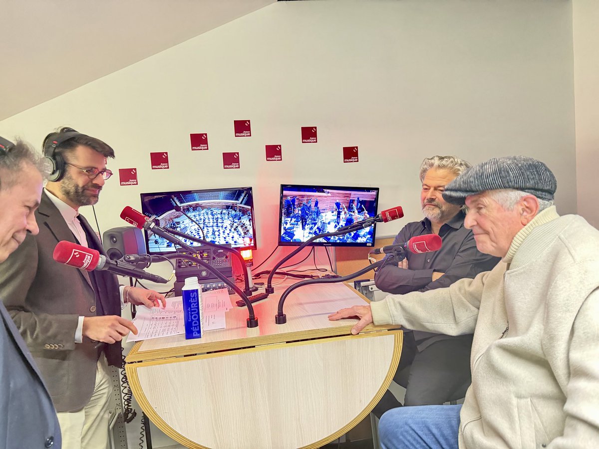 mvoinchet's tweet photo. L’instant « Tabadabada… »@francemusique ! Claude Lelouch et Frédéric Lai aux micros de Thierry Jousse et de @cl_rochefort après le concert hommage à Francis Lai par le @PhilharRF en direct #FranceMusique https://t.co/dxvKeTChy0 https://t.co/MtuAtkCFXe