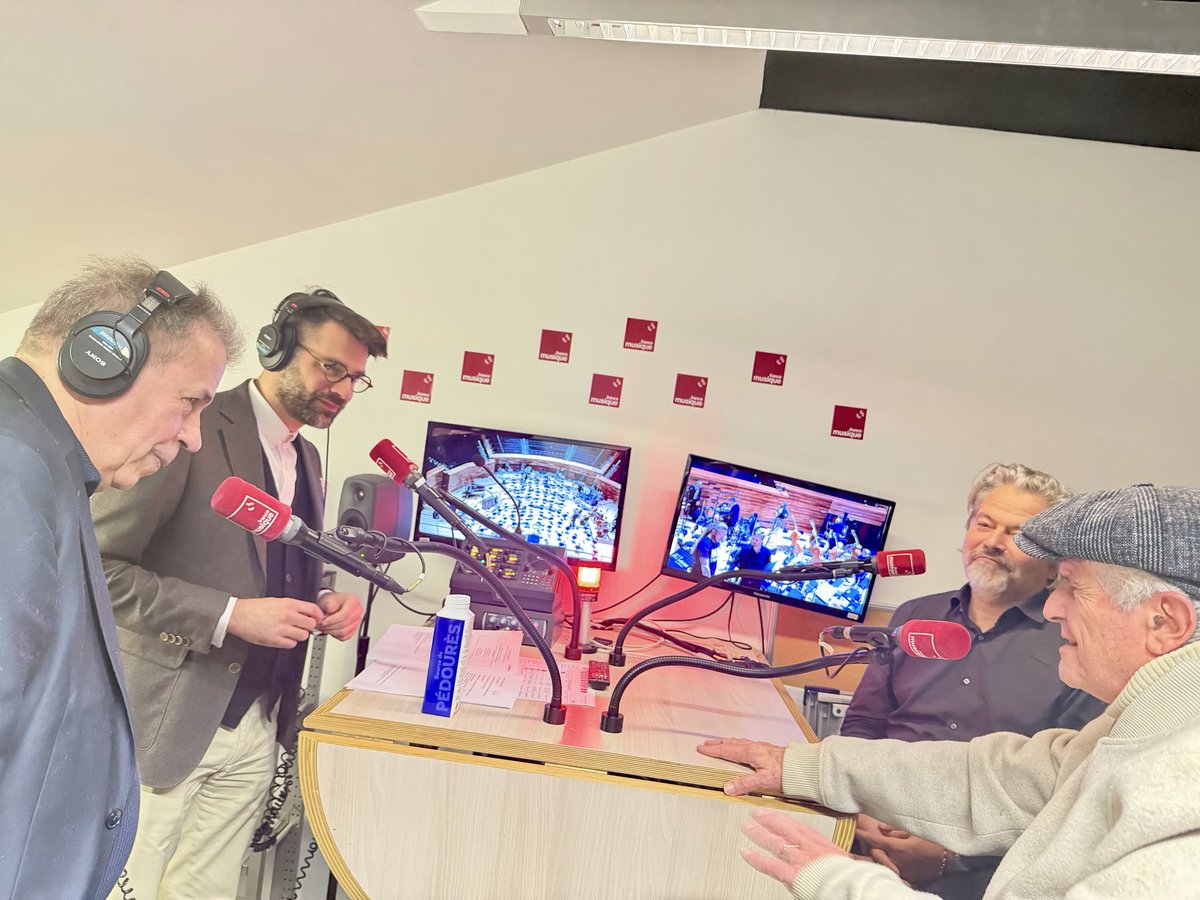 mvoinchet's tweet photo. L’instant « Tabadabada… »@francemusique ! Claude Lelouch et Frédéric Lai aux micros de Thierry Jousse et de @cl_rochefort après le concert hommage à Francis Lai par le @PhilharRF en direct #FranceMusique https://t.co/dxvKeTChy0 https://t.co/MtuAtkCFXe