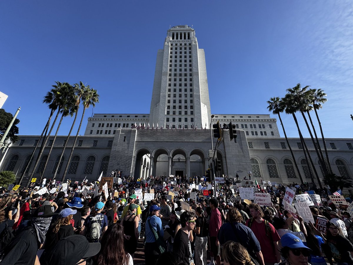 Caroline tweet media