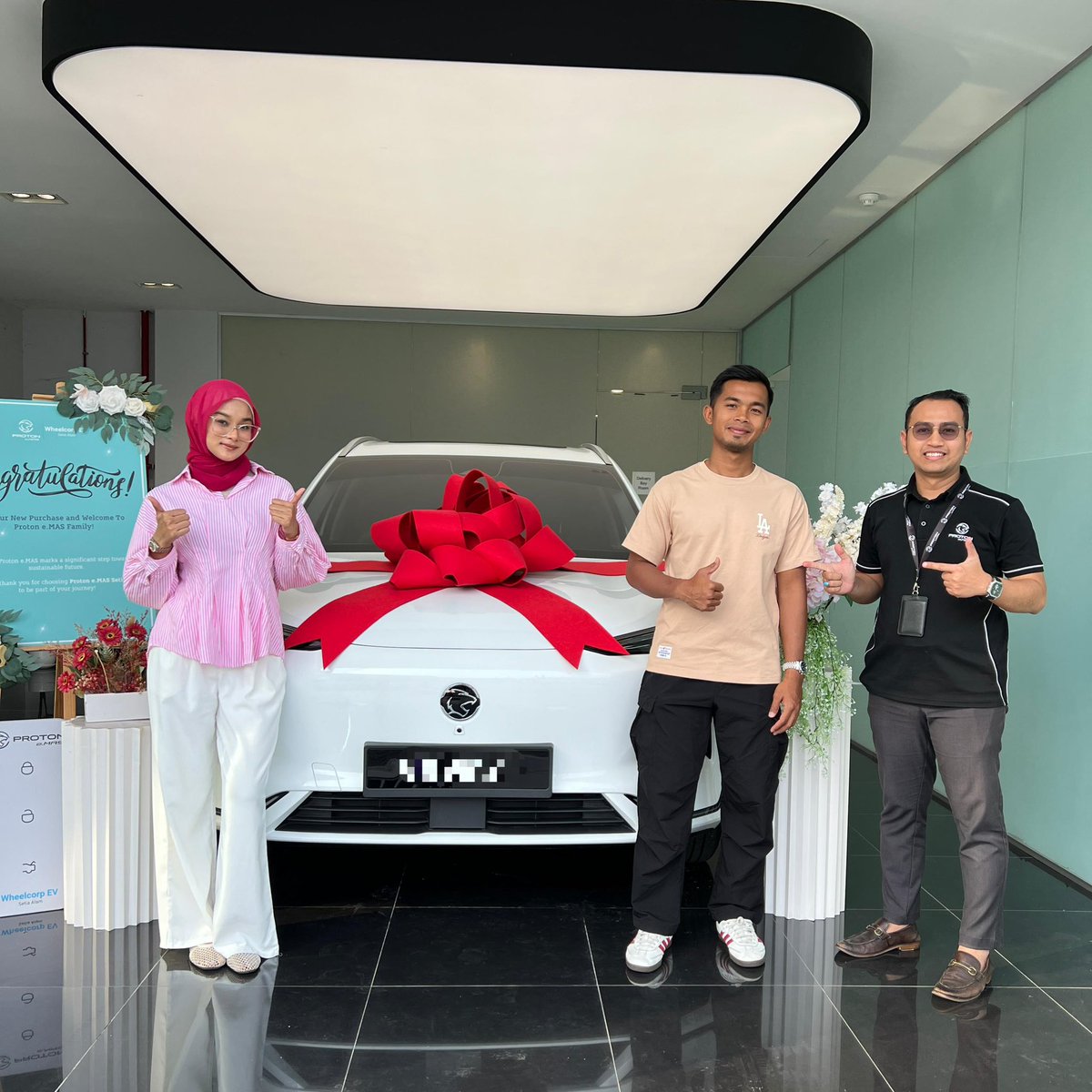 faiztasnim1's tweet image. Congratulations!🥳 
.
MR MOHD RUZAINI BIN RUSLI🤩
.
On your new purchase Proton e.MA7 Premium Lithium White and welcome to e.MAS Family!🚗🚙
.
Interested with the Proton eMAS: wasap.my/601111766149/P…
.
Faiz Tasnim,
Sale specialist,
Proton e.Mas Setia Alam.

#ProtoneMAS