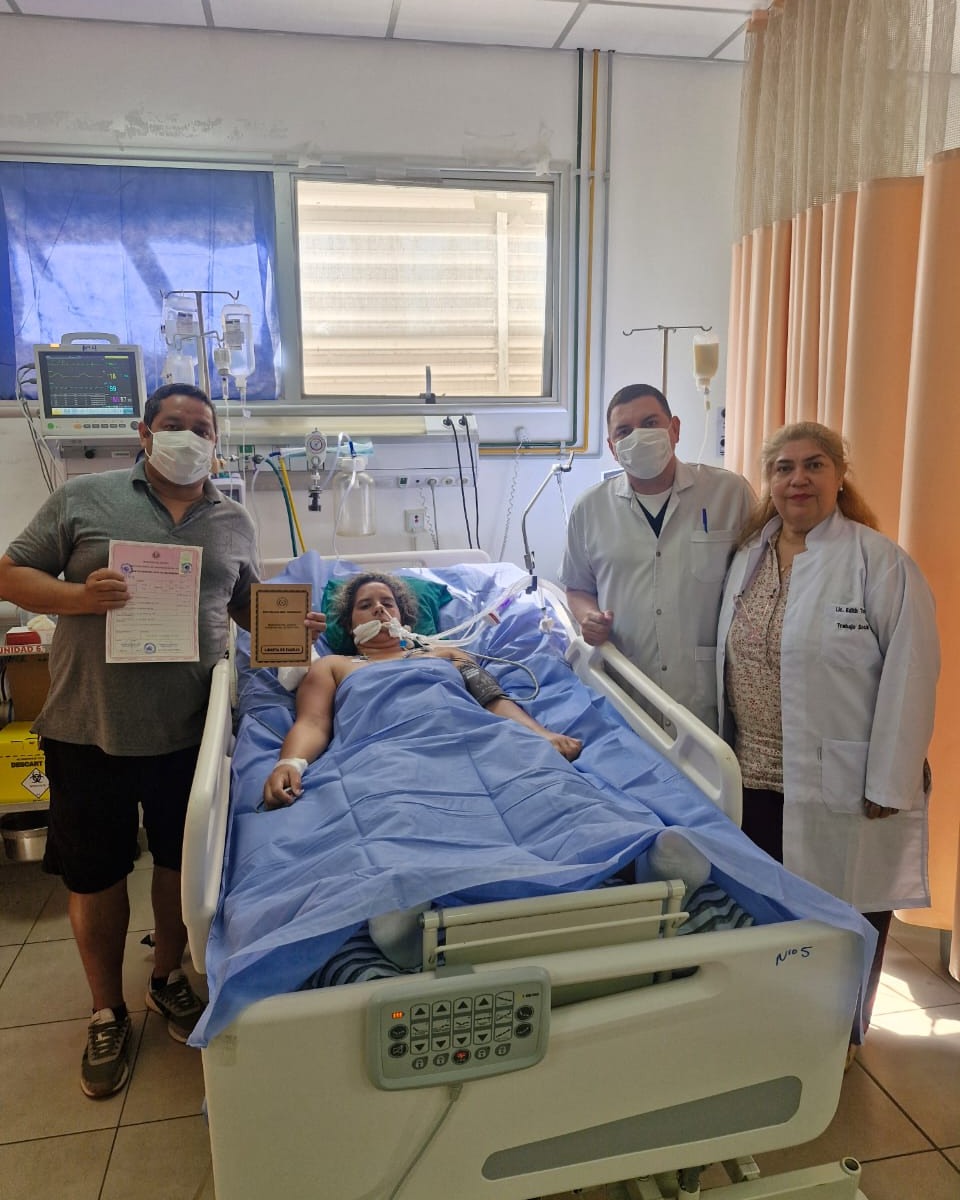 ▶️ SE CASARON EN EL IPS INGAVI 💍🏥

Karen Villasboa (39) y Oscar Cantero (43), de San Lorenzo, sellaron 19 años de amor con una boda dentro del Hospital IPS Ingavi.

👉Son padres de dos hijos y, pese a la enfermedad que los llevó al hospital, decidieron cumplir su sueño este