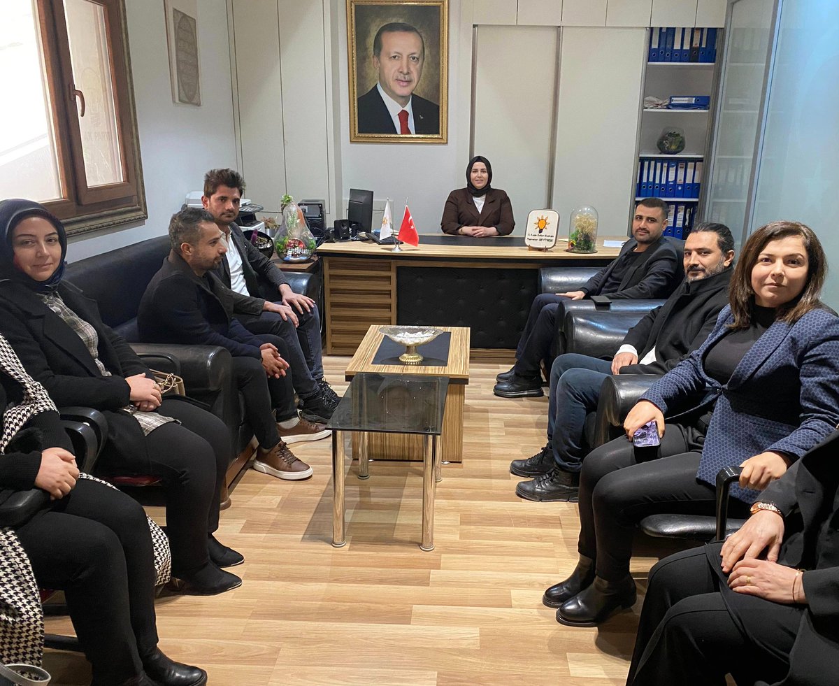 Başkanımız Emrah Keser ve Yönetim Kurulu üyelerimiz;

AK Parti İl Kadın Kolları Başkanı Sn. <a href="/mervenurseyit/">Ecz.Mervenur Seyit Beşe</a> ve yönetim kurulu üyelerini ziyaret etti. Nazik misafirperverliklerinden ötürü teşekkür ederiz. 

<a href="/Akkadindiyarbkr/">Ak Kadın Diyarbakır</a>