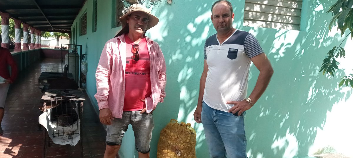 Los campesinos de #1roDeEneroDeVictorias dando el paso al frente con la alimentación del pueblo donando Yoany Sánchez ajo para las instituciones educativas y de la salud. #CubaPorLaVida #CiegoDeAvila <a href="/MinagCuba/">Ministerio de la Agricultura de Cuba</a> <a href="/MINSAPCuba/">Ministerio de Salud Pública de Cuba</a>
