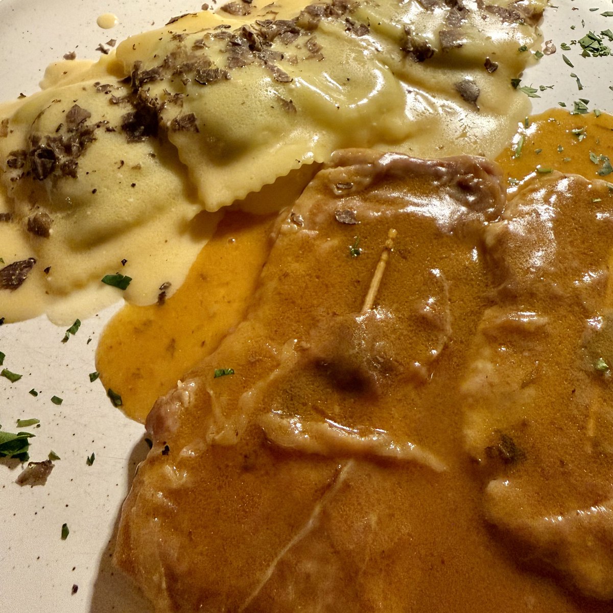 torsten_hautnah's tweet image. Hatte eben das*. Und ihr ahnt nicht, wie froh ich bin, nun zu Hause endlich meine Jeans aufknöpfen zu können.

*Saltimbocca mit Ravioli und Trüffel.

#FoodPorn #nomnomnom