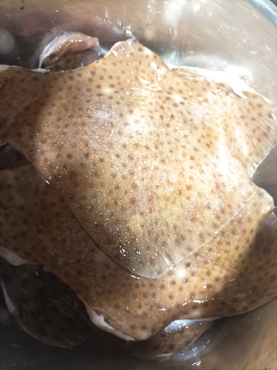 El mundo se divide en dos clases de personas: los que cuecen la raya con piel y los que no.