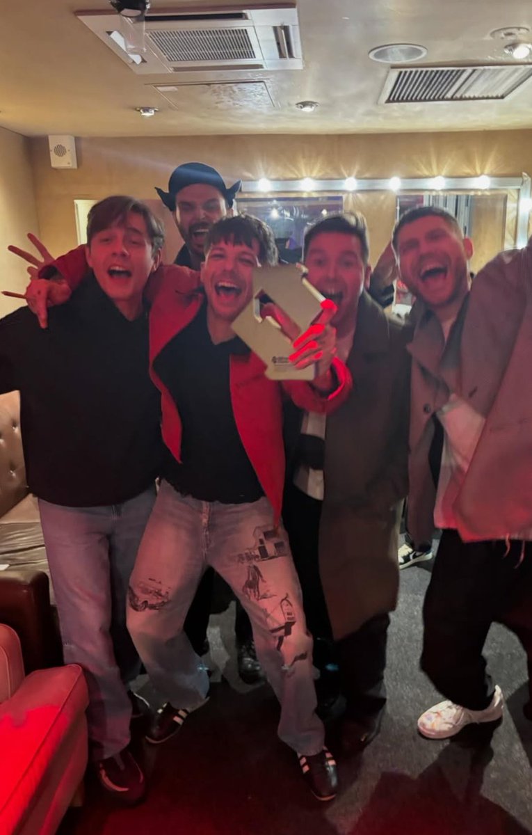 LouisWT91World's tweet image. 📸| LOUIS TOMLINSON NUMBER ONE UK