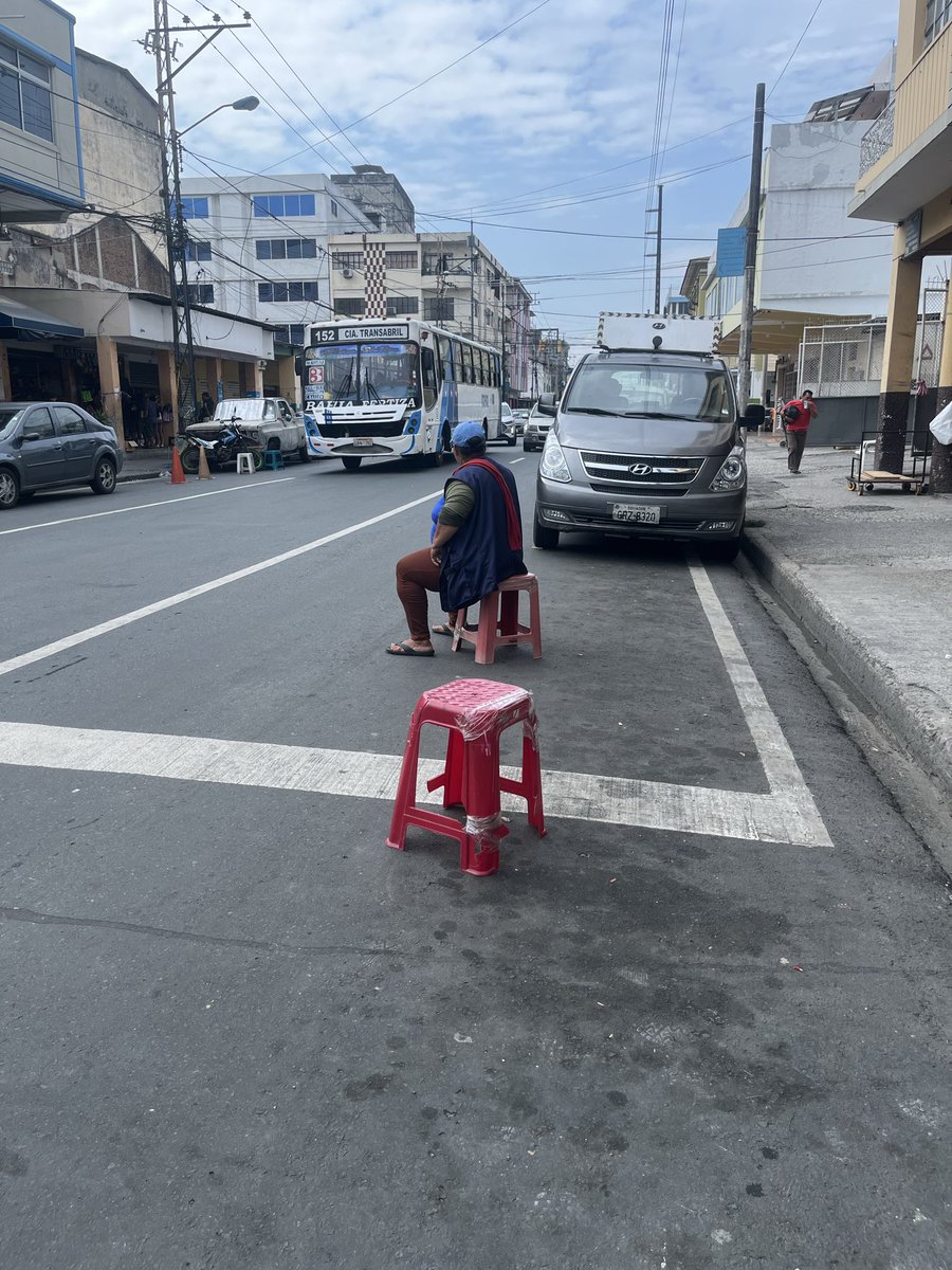 Cristelc2's tweet photo. Señor alcalde @aquilesalvarez resuelva los puestos “reservados” en la bahía. Siempre es lo mismo. Sillas cuidando puestos y cuando uno quiere parquear ya tienen dueño o no dejan estacionar carro automático. Es un mal sin fin. Cc @ayudamehenry @HENRYBUSTAMANT @paultutiven https://t.co/rXH5VE3UTr