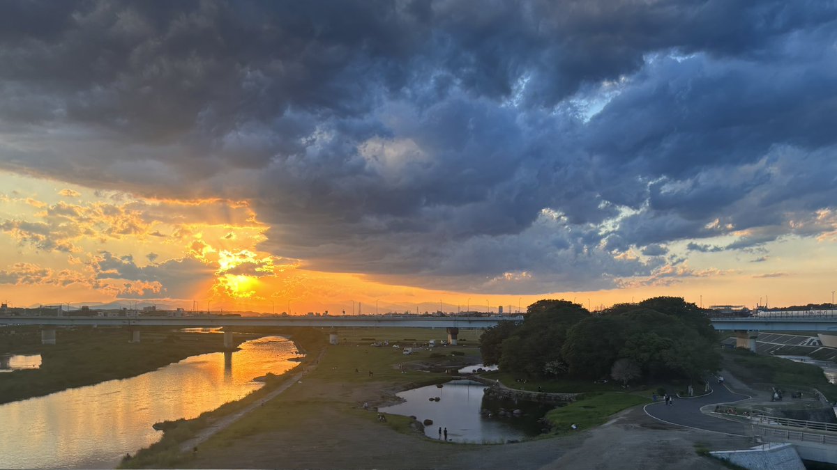 もうこの世にはいないのに一緒に生きてくれてる気がしたり、同じ此岸にいるはずなのに全然実感がもてなかったり…。生命って、生きてるって、なんなんだろうね。
まぁ、どこにいるかなんて関係なく、一緒に生きてくれる人、一緒に生きたい人と、これからも生き続けてみようと思う。