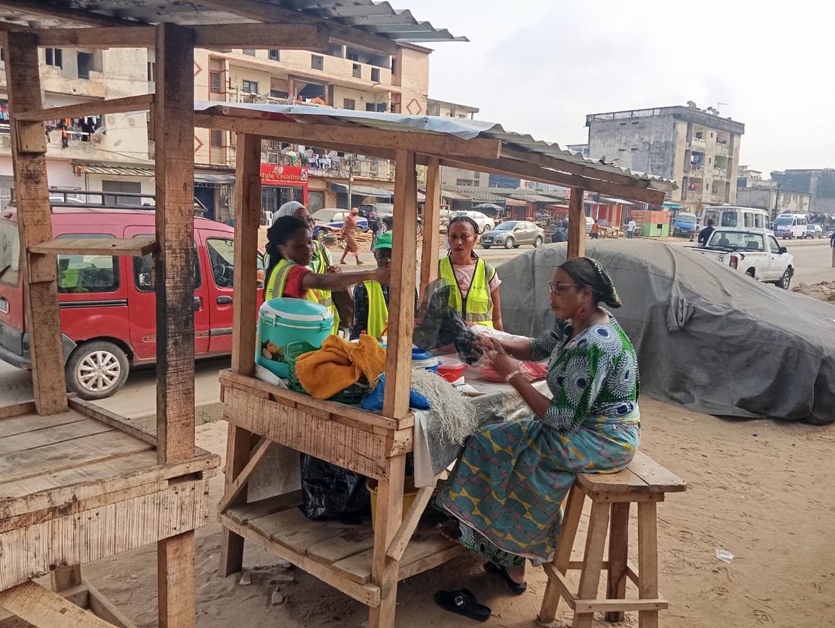 Vendredi 30 janvier 2026 au quartier Anador dans la commune d’Abobo

L’équipe de sensibilisation a sensibilisé les riverains à l’utilisation des sacs poubelles et au respect des horaires de sortie des déchets. Des sacs poubelles ont été distribués aux habitants.