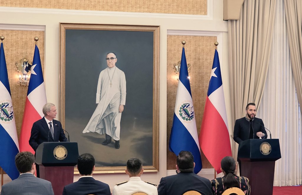 Ha nacido una nueva América y hemos sido testigos de ello. 

Bienvenido Chile a el Salvador
#BREAKING Comenzamos!