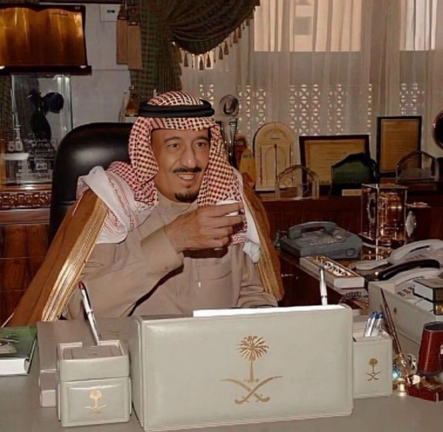 يتميز الملك سلمان -حفظه الله- بصفات عظيمة كثيرة، لكن يلفتني ويعجبني ويبهرني جدًا ما هو مُجمع عليه من الباحثين والعارفين وكل ما التقى به وهي معرفته الكبيرة بالتاريخ والأسر والقبائل والحمائل؛ فلا تكاد تُذكر له عائلة إلا ويعرف تاريخهم وأراضيهم وتنقلهم وشخصياتهم بحسن حفظ، ودقة