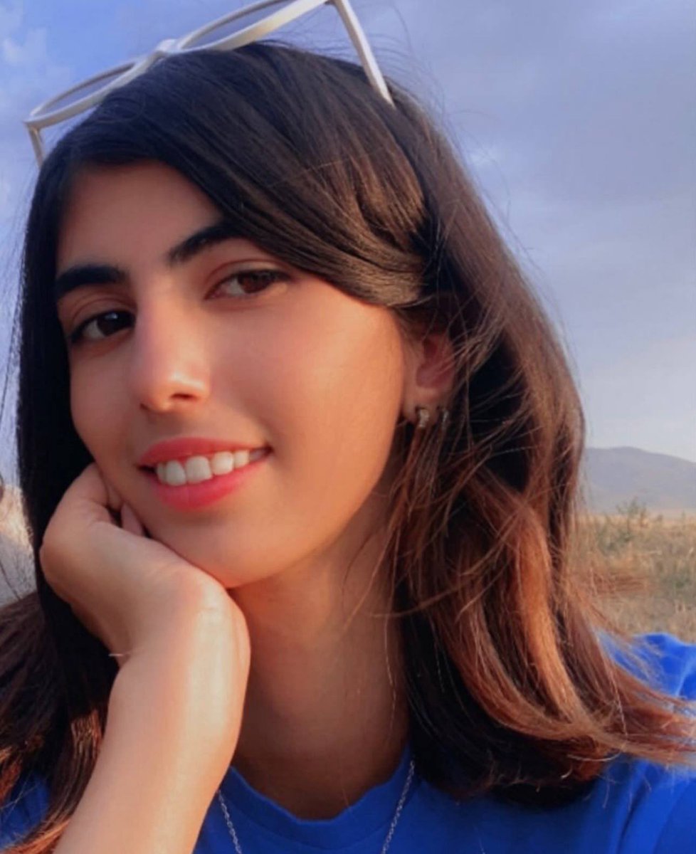 فرزند ایران و جانفدای میهن 
#تانیا_عباسی (تانیا عباس اوغلی فخرآور)
۲۱ ساله و کشته شده در ۱۸دی 
در خیابان نیروی دریایی رسالت از پشت بهش شلیک می‌کنند و در بیمارستان شهدای تجریش تشنه و گرسنه در آغوش مادر جاویدنام میشه.تنها فرزند مادرش بوده و مادرش گفته اسم دخترمو‌ صدا بزنید.😭💔🥀