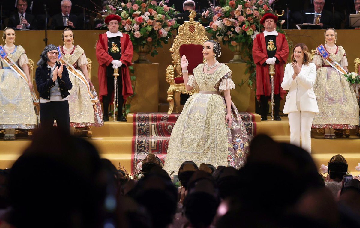 Emoció i sentiment faller en l'Exaltació de Carmen Prades com a Fallera Major de Valencia 2026.

Carmen és dedicació i passió per les Falles i, al costat de la seua Cort d'Honor, gran representant d'una festa que és patrimoni, història, identitat i sentiment compartit.

Una nit