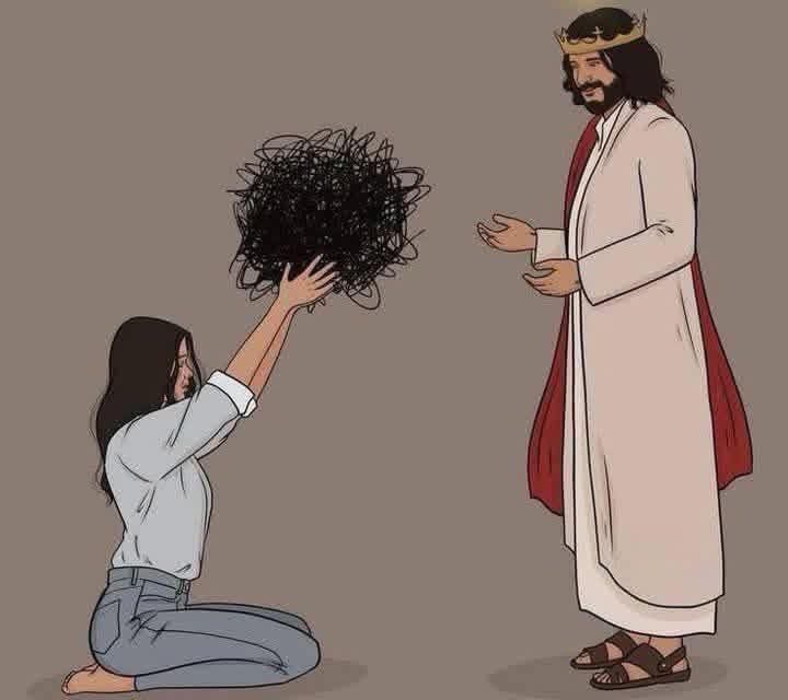 Lo que está fuera de tu control, 
entrégaselo a Jesús, él sabrá que 
hacer.❤️‍🩹