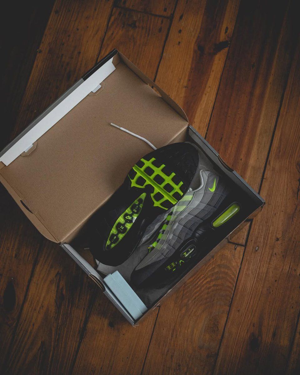 JustFreshKicks tweet media