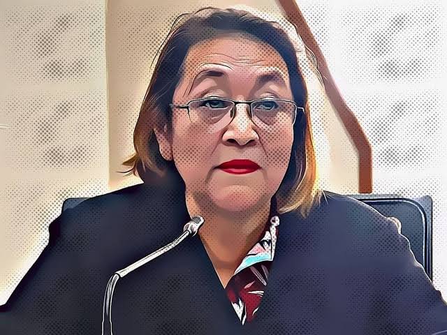 ⚖️ En la Guatemala de hoy, la justicia no es ciega: elige a quién proteger.

🤬La cuestionada jueza Abelina Cruz ordena sacar del aislamiento en Mariscal Zavala a María Marta Castañeda Torres, pareja de un líder del Barrio 18, mientras periodistas, defensores y opositores siguen